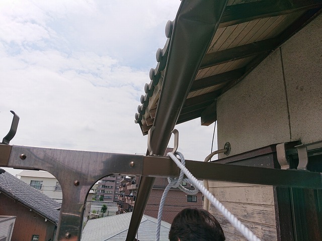 雨樋が外れて落ちている